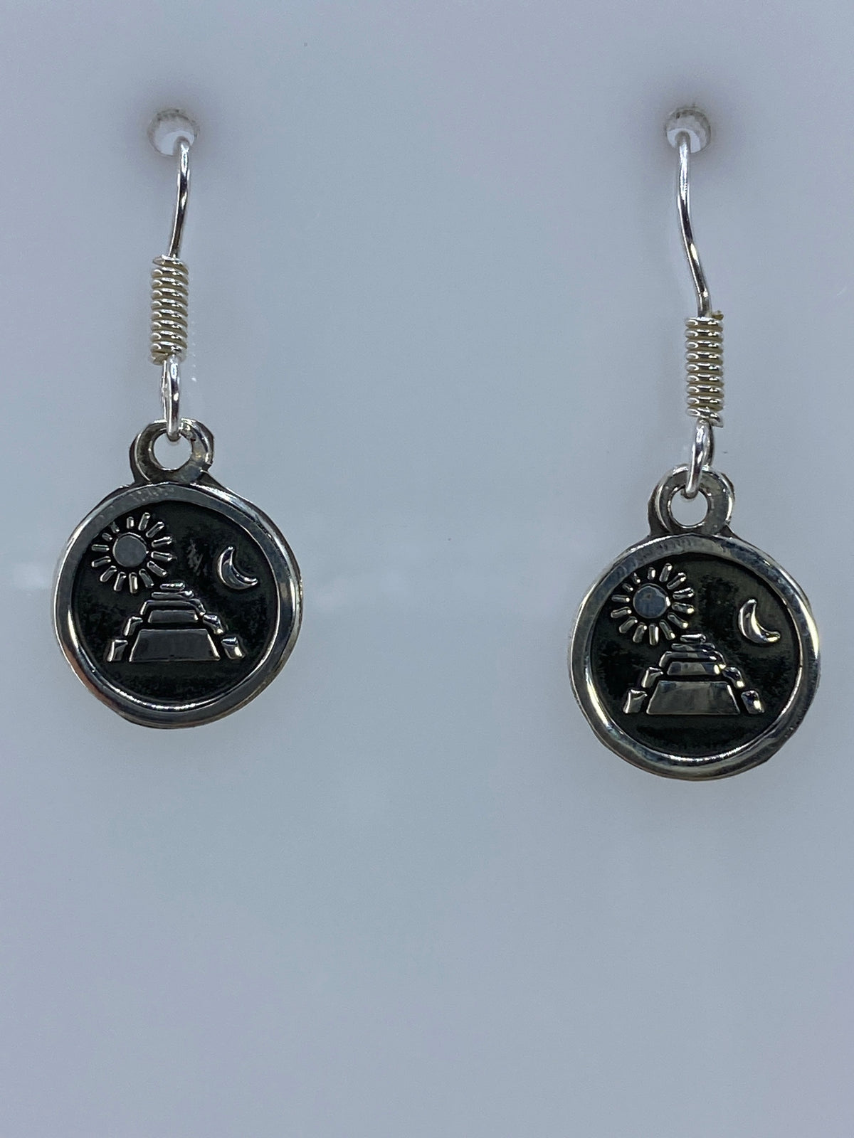 Par de aretes de plata 925 repujados con motivo de pirámide prehispánica, sol y luna