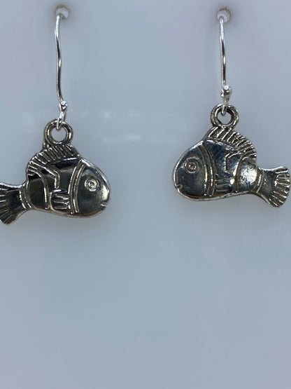 Par de aretes pececillo sobre fondo blanco, vista frontal de ambas piezas
