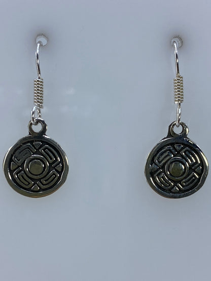 Par de aretes de plata repujados con diseño geométrico circular en tono plateado brillante