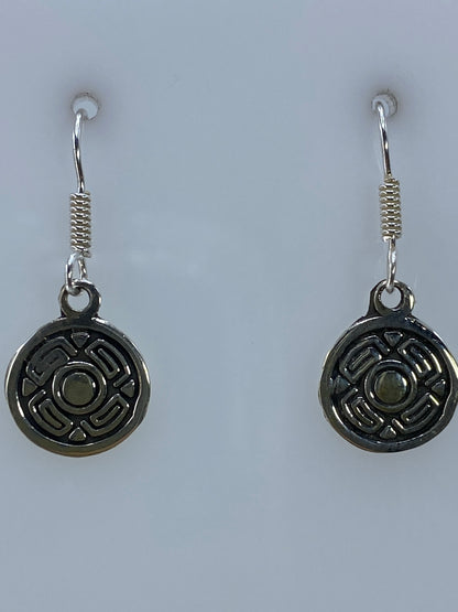 Aretes sobre regla de medición mostrando largo de 2.5 cm del par