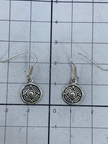 Reverso de los aretes en plata 925 con marca de Quinto y gancho de cierre