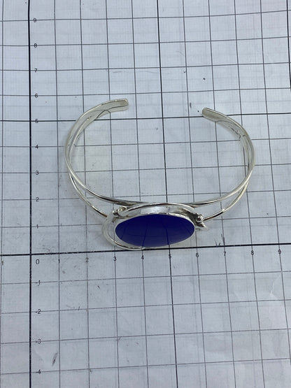 Brazalete puesto en la muñeca mostrando cómo se ajusta el diámetro interior de 6.3 cm