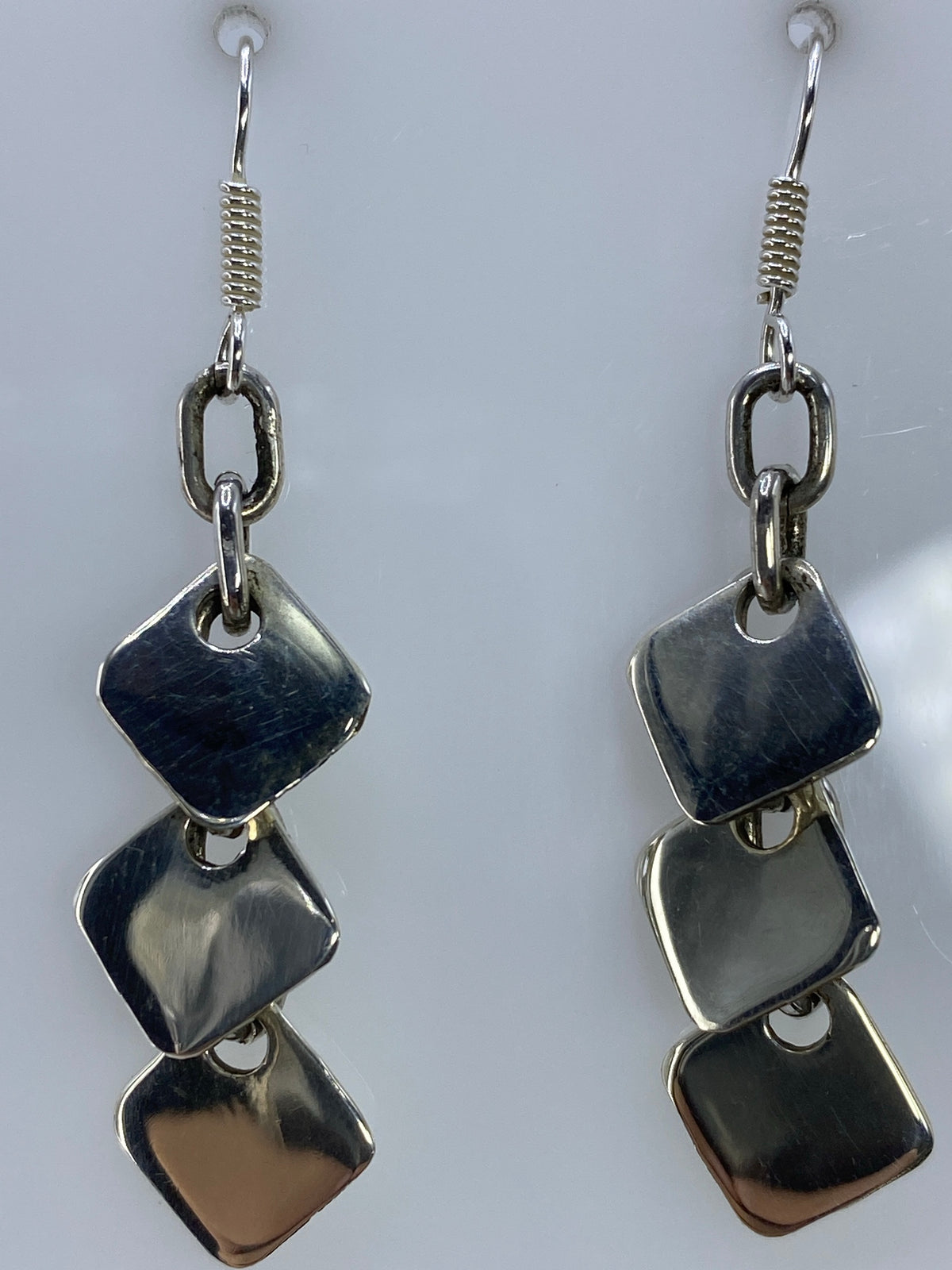 Detalle del gancho de plata y el sello 925 en los aretes