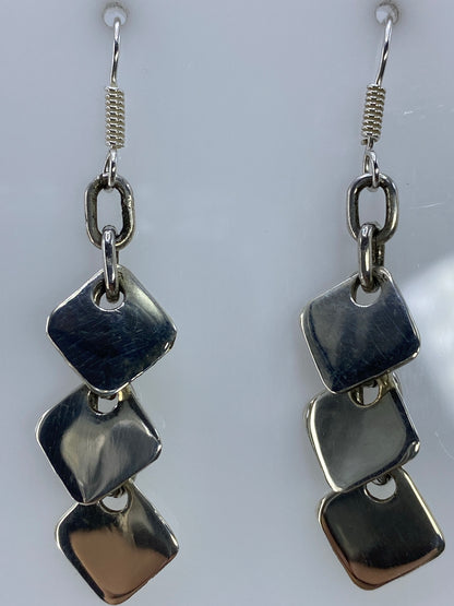 Detalle del gancho de plata y el sello 925 en los aretes