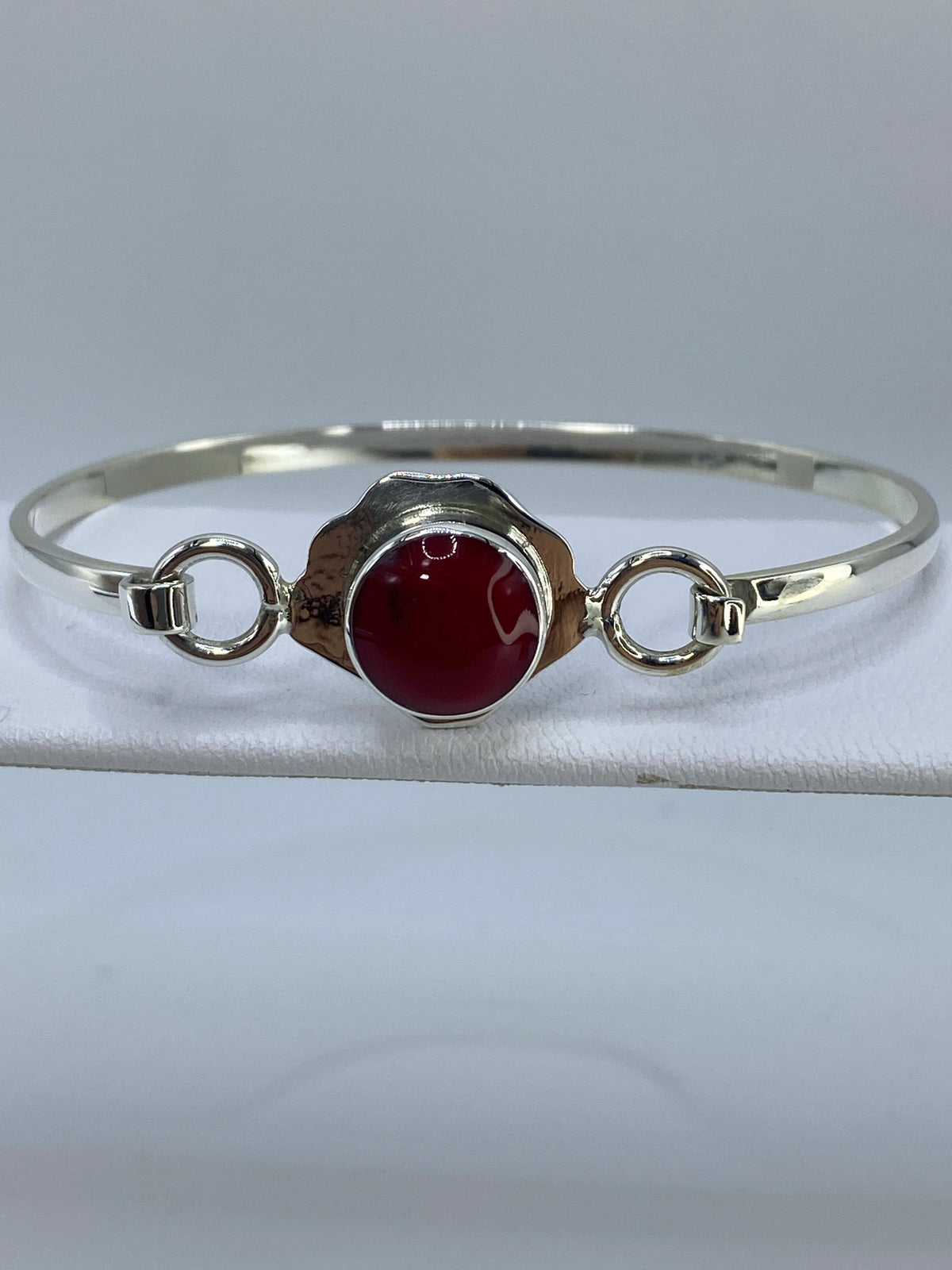 Detalle del engaste a mano del coral rojo en plata 925, vista desde arriba