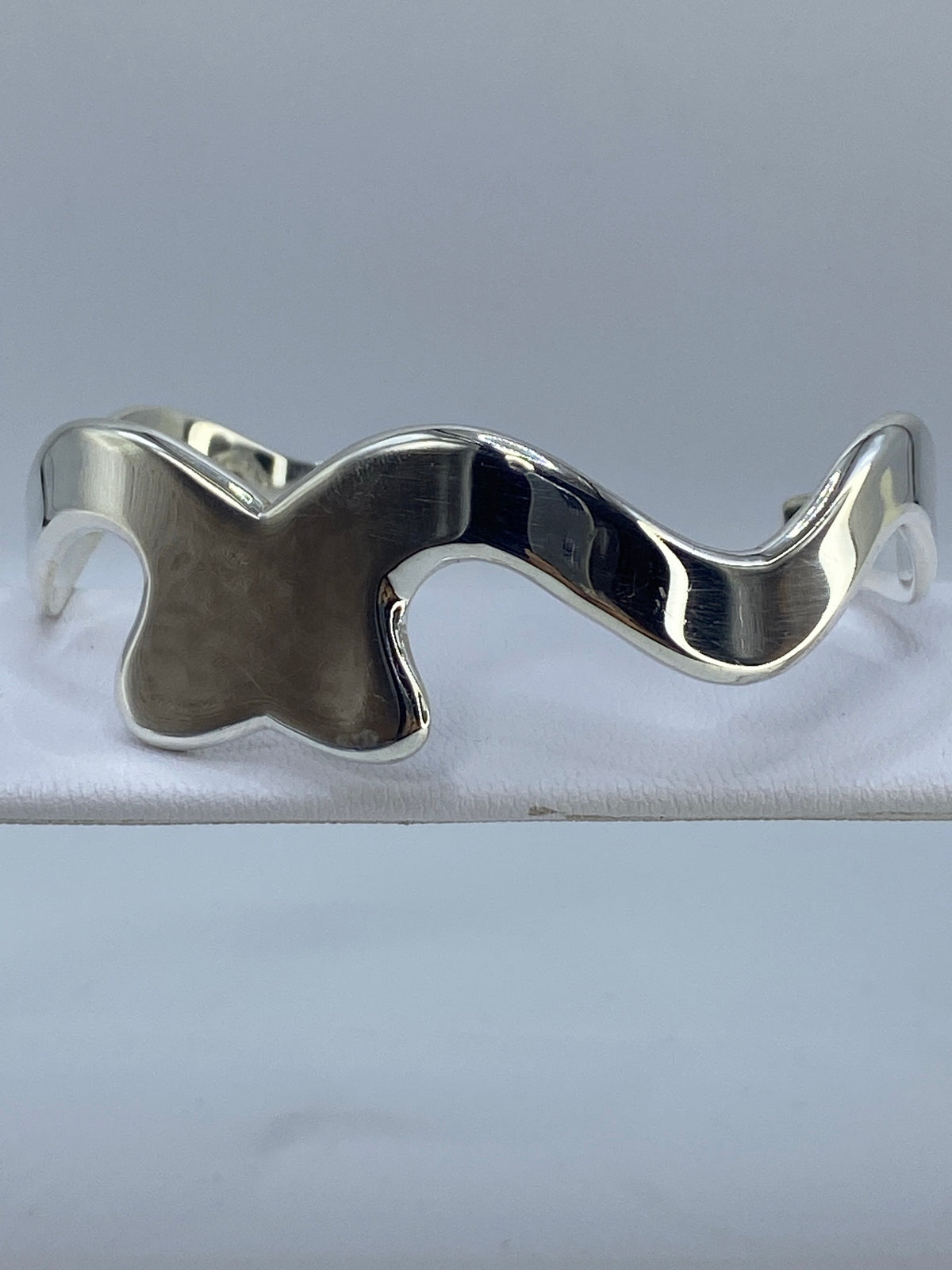Vista frontal del brazalete de plata 925 con técnica cartoneado de Taxco