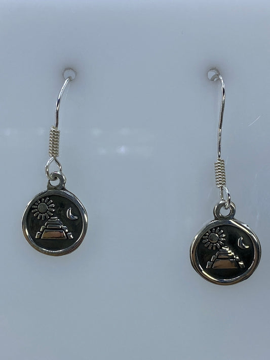 Par de aretes de plata repujados con motivo prehispánico de pirámide, sol y luna