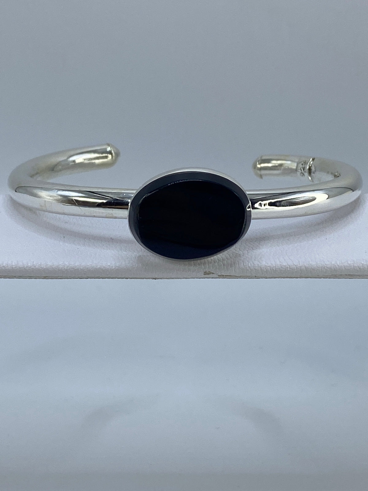 Brazalete de plata 925 con ónix negro engastado, abierto en vista frontal