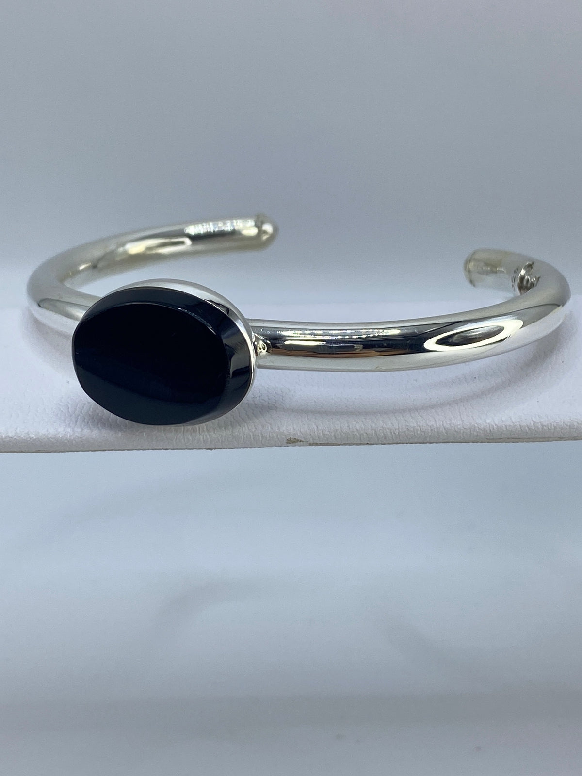 Brazalete rígido de Taxco en plata con piedra ónix negra pulida