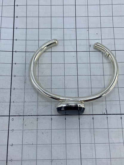 Detalle del engaste a mano del ónix en la banda de plata 925