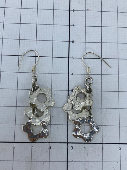 Aretes con gancho de plata sobre fondo neutro mostrando la medida de 5.3 cm