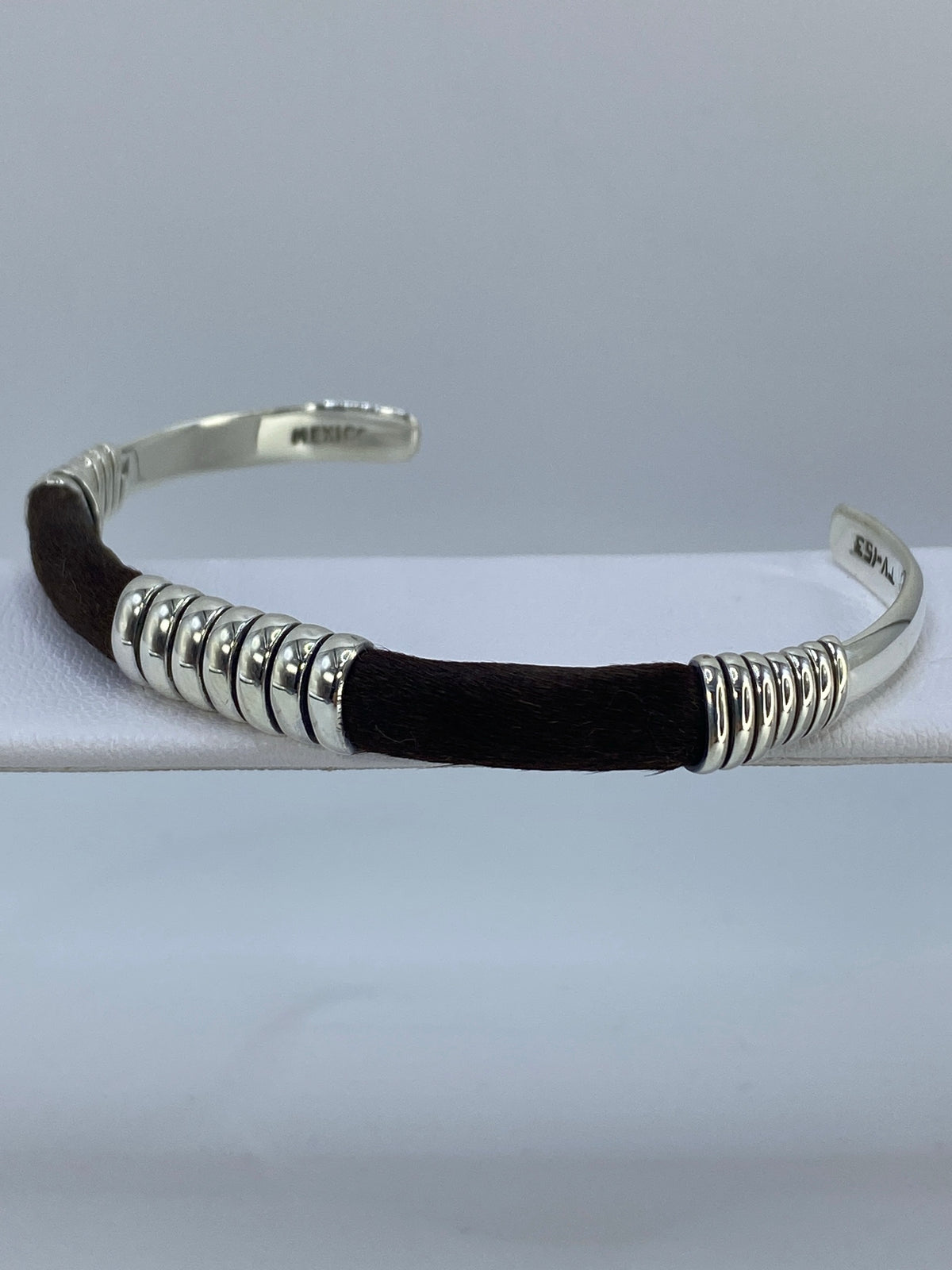 Brazalete puesto en la muñeca, mostrando el volumen del cartoneado