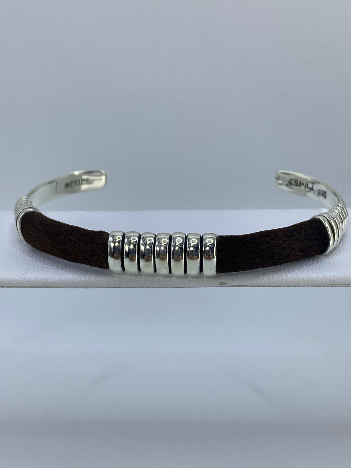 Vista lateral del brazalete de plata 925 con marca de Quinto visible