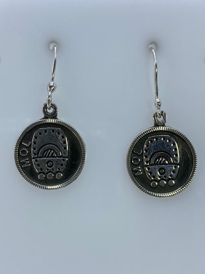 Detalle frontal del círculo repujado con lengua de fuego y puntos, plata pulida y oxidada
