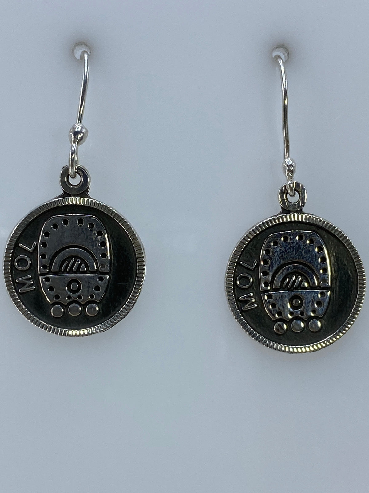 Aretes colocados juntos mostrando el acabado completo del repujado a mano