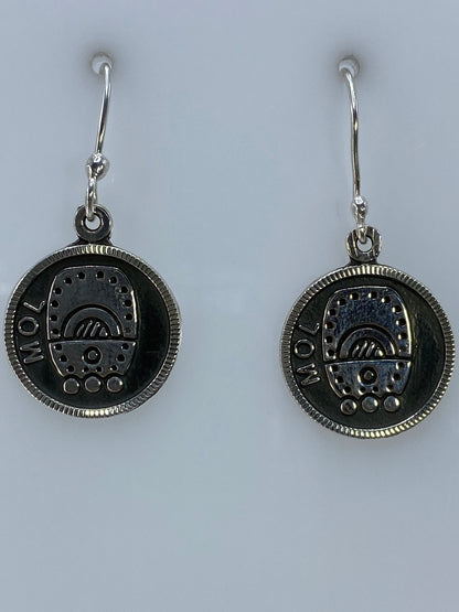 Aretes colocados juntos mostrando el acabado completo del repujado a mano