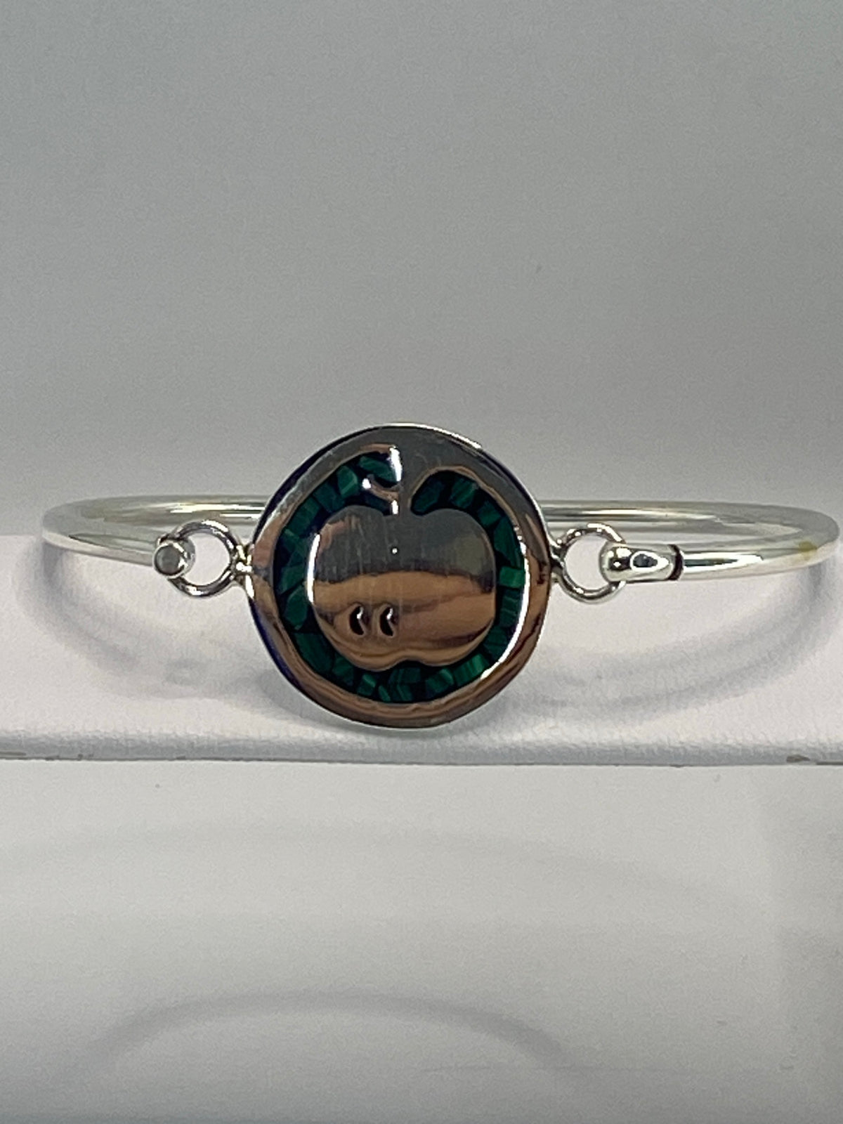 Brazalete de plata 925 con marcasita verde engastada, visto de frente sobre fondo blanco