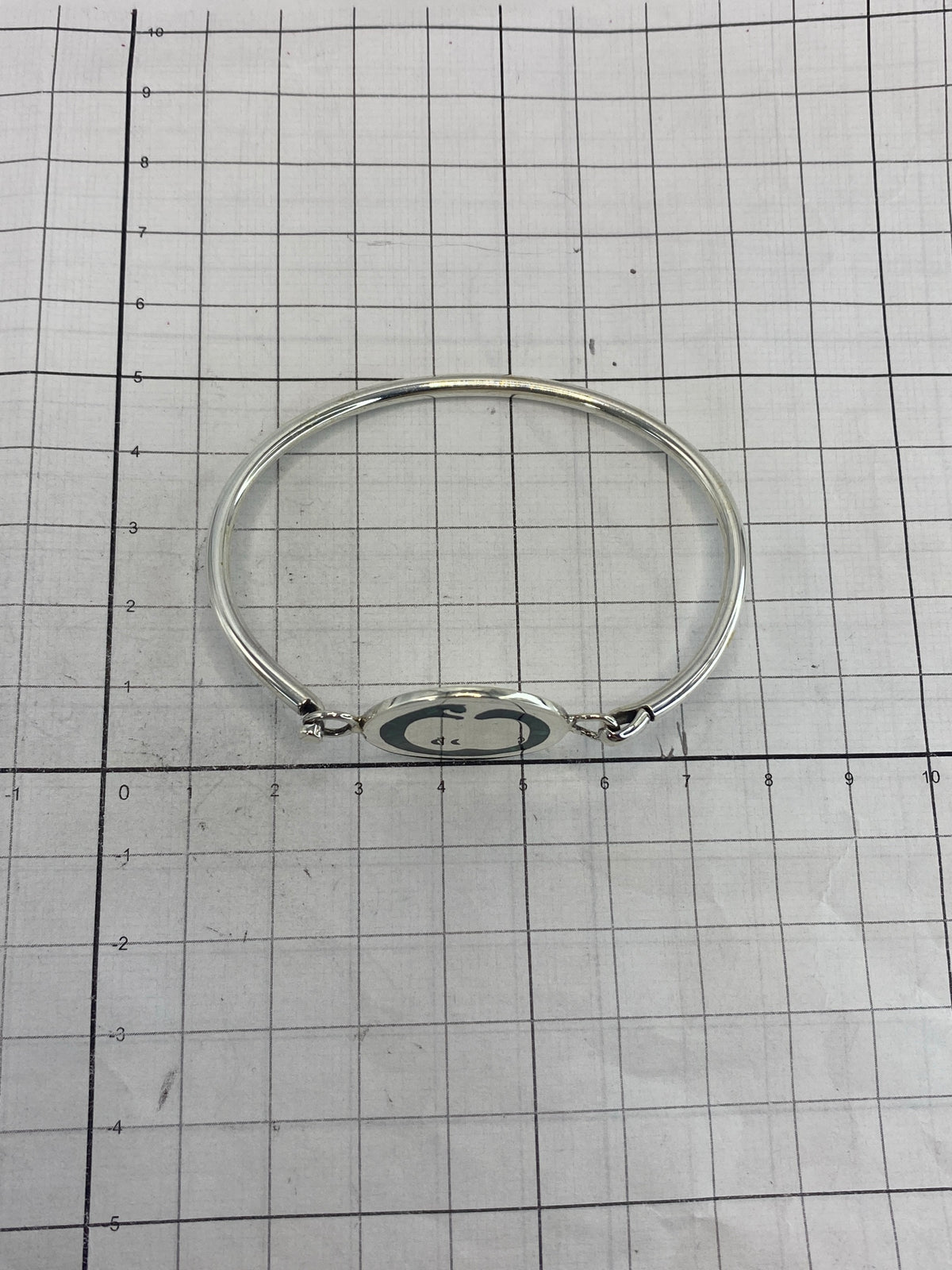 Brazalete puesto en la muñeca, mostrando el diámetro interior de 6.5 cm