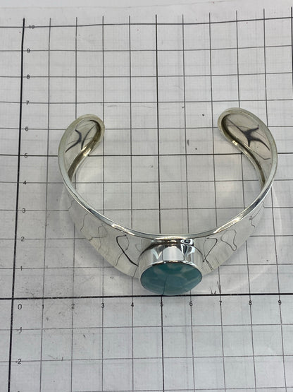 Detalle del engaste a mano de la turquesa en plata 925 con Quinto