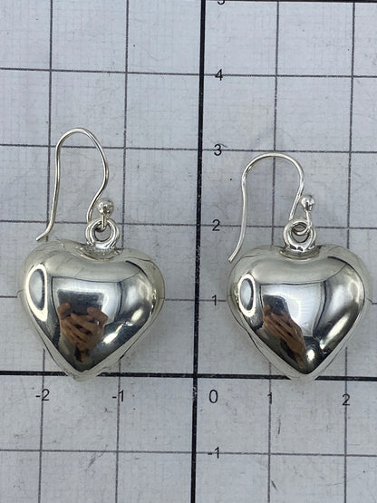 Aretes de plata corazón con gancho francés, presentación de par completo