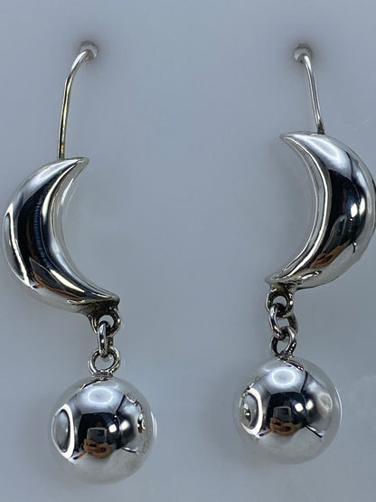 Aretes sobre fondo blanco con Quinto 925 visible en la vaina