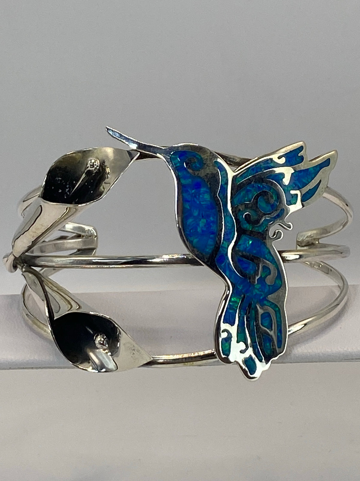 Brazalete rígido de plata 925 con turquesa azul engastada, vista frontal mostrando el trabajo de incrustación