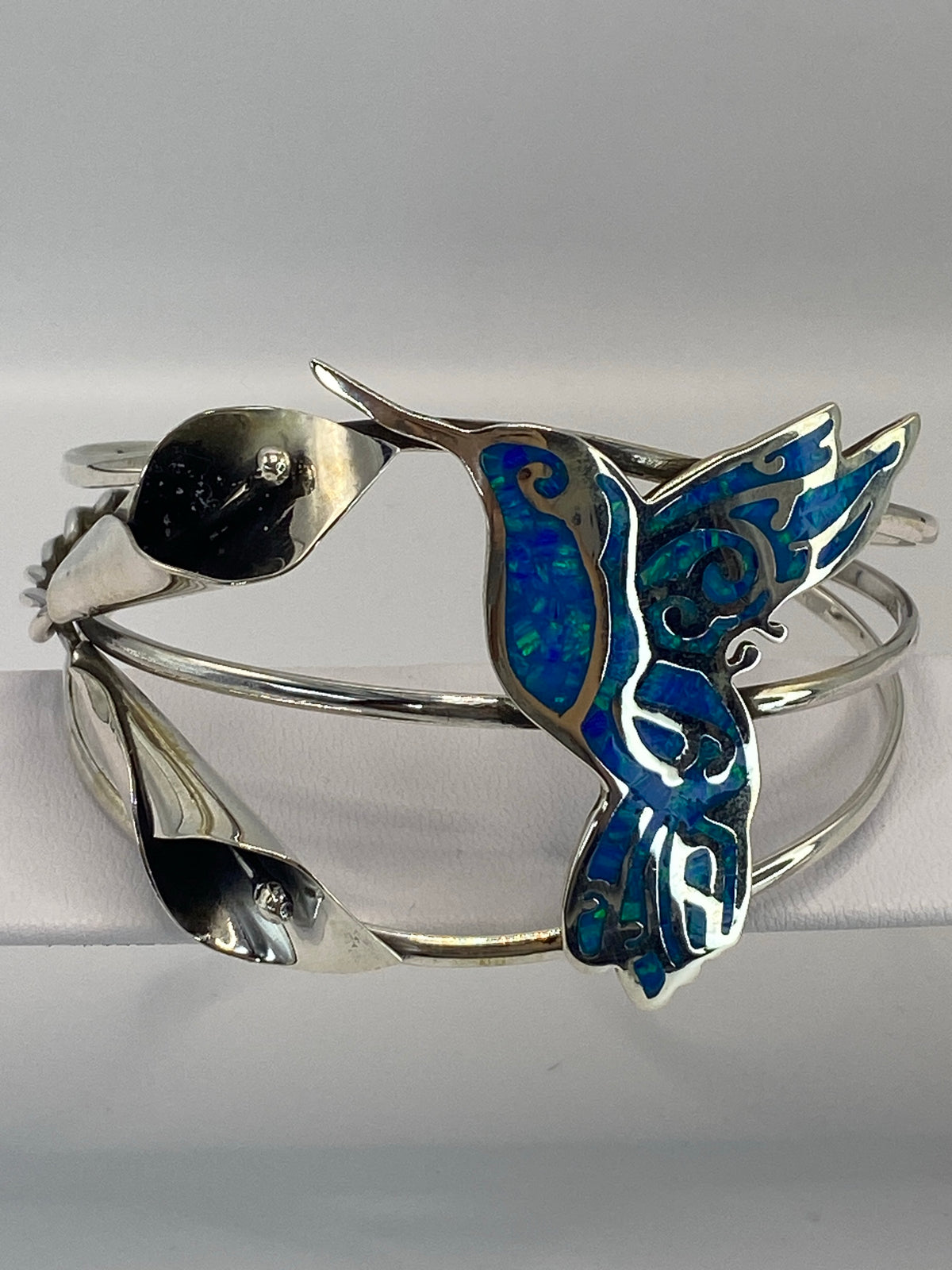 Brazalete de esclava sobre una muñeca mostrando el diámetro de 7.2 cm y el ancho de banda de 5 cm