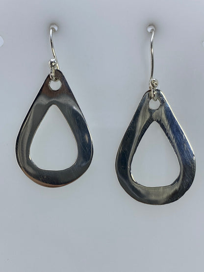 Aretes de plata calado con ganchos seguros en mano, 4 cm de largo