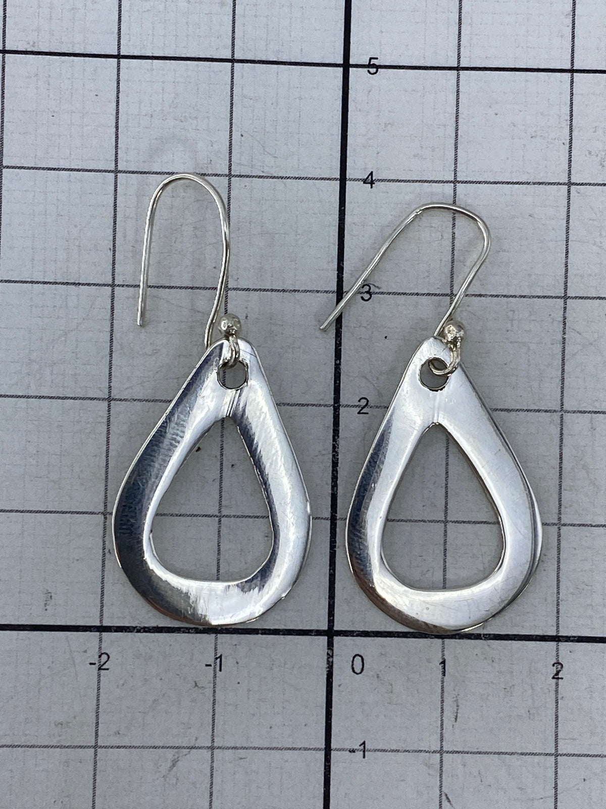 Aretes sobre fondo blanco, Par de plata minimalista hecho en Taxco