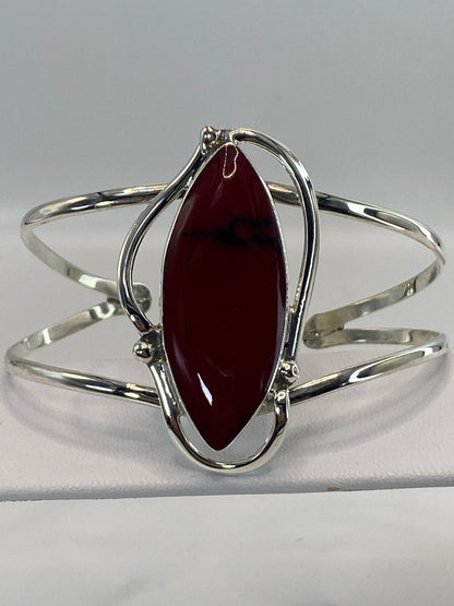 Brazalete de plata 950 puesto en la muñeca, mostrando el diámetro interior de 6.2 cm