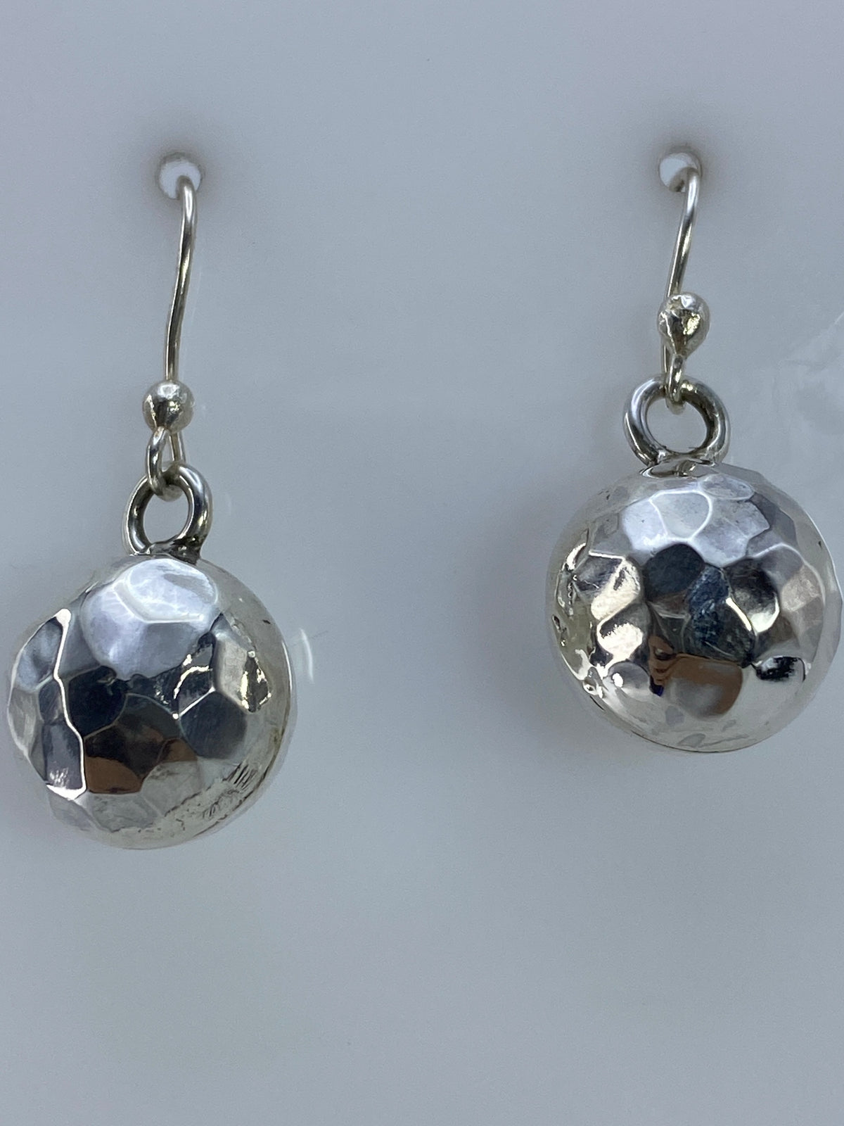 Aretes sobre regla mostrando largo de 2.4 cm
