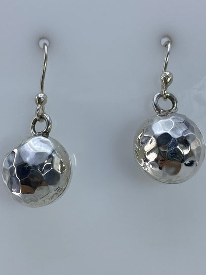 Aretes sobre regla mostrando largo de 2.4 cm