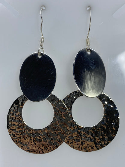 Par de aretes de plata calado con disco pulido y anillo geométrico, 7 cm de largo
