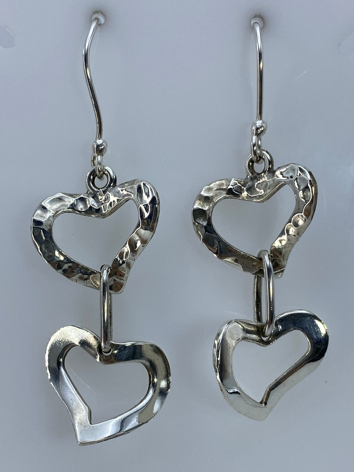 Aretes de plata con dos corazones conectados en cascada, 5 cm de largo, vista frontal