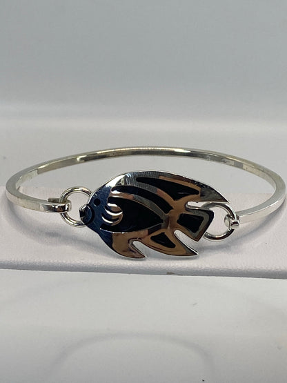 Brazalete rígido de plata 950 con ónix negro en forma de pez, vista superior