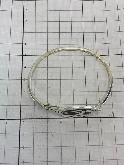 Brazalete puesto en la muñeca de una mujer, diámetro 6.5 cm, vista frontal
