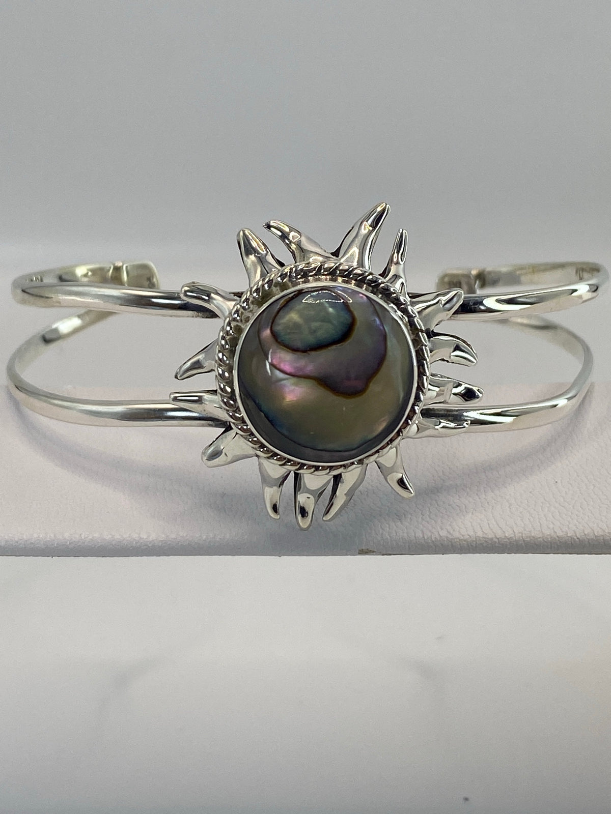 Brazalete plata 925 rígido con concha de abulón iridiscente, vista frontal