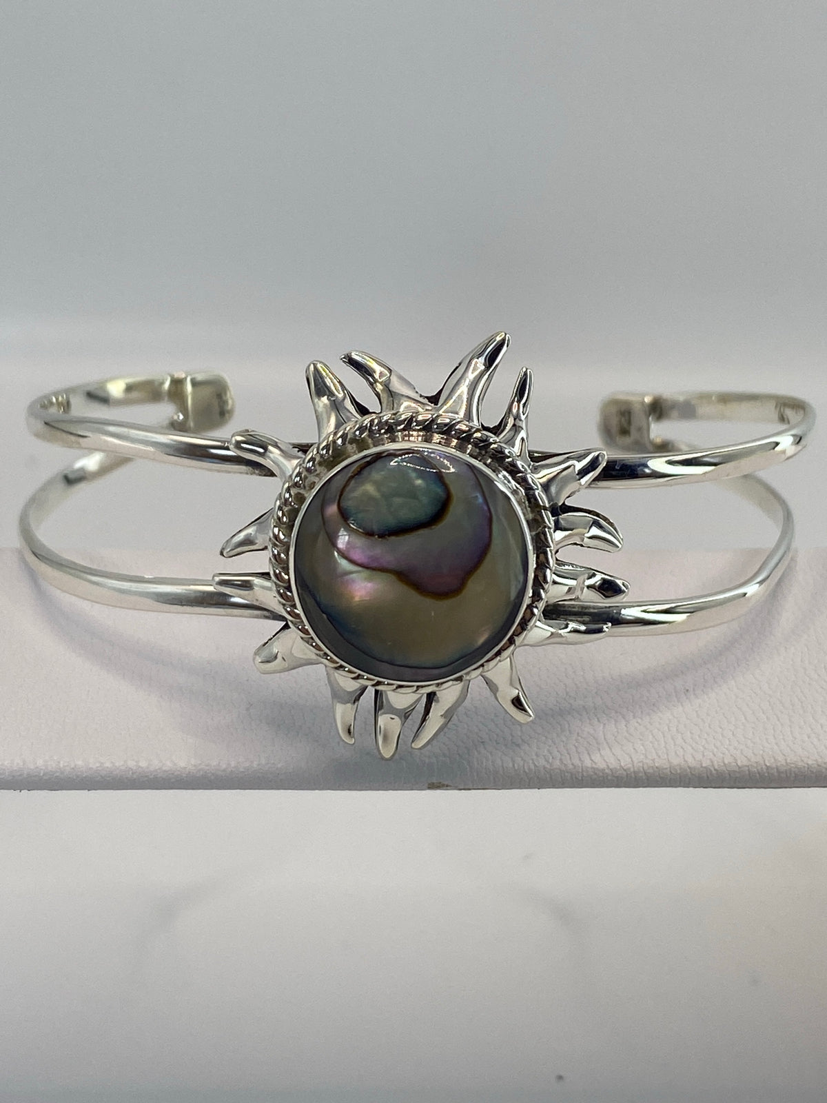 Brazalete tipo esclava con abertura, vista lateral en plata pulida
