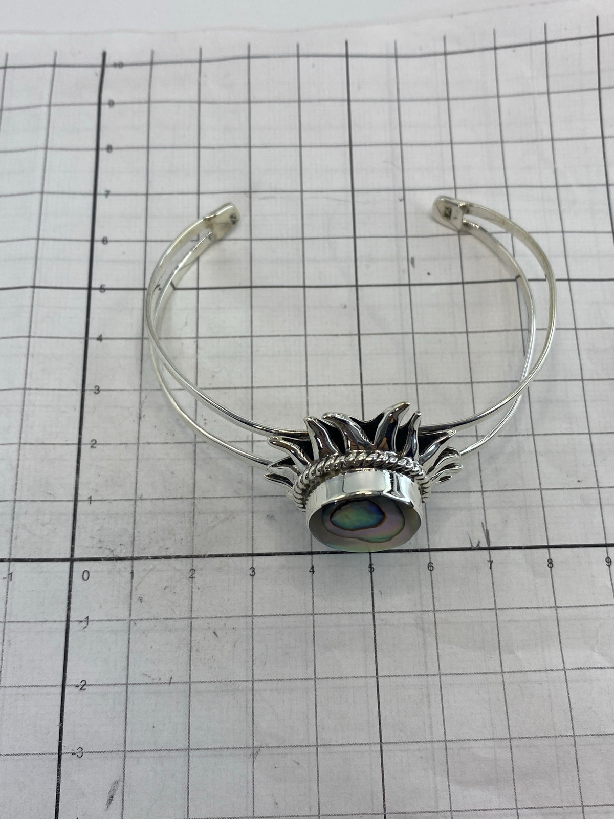 Brazalete puesto en la muñeca mostrando el diámetro interior de 6.8 cm