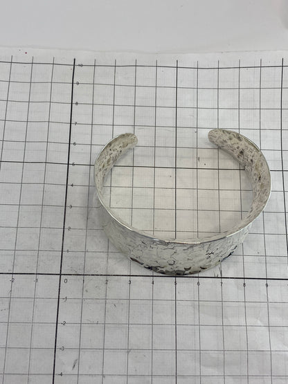 Brazalete sobre paño blanco con escala de medición, diámetro interior 7 cm
