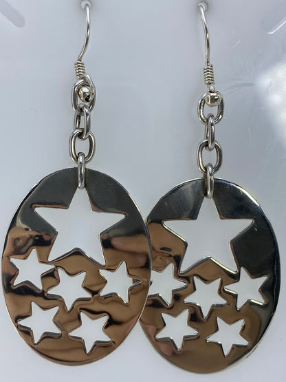 Par de aretes de plata 925 en calado con estrellas grandes y pequeñas recortadas en óvalo
