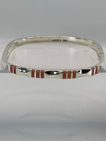 Detalle lateral del brazalete de Taxco con los engastes de coral rosa en relieve