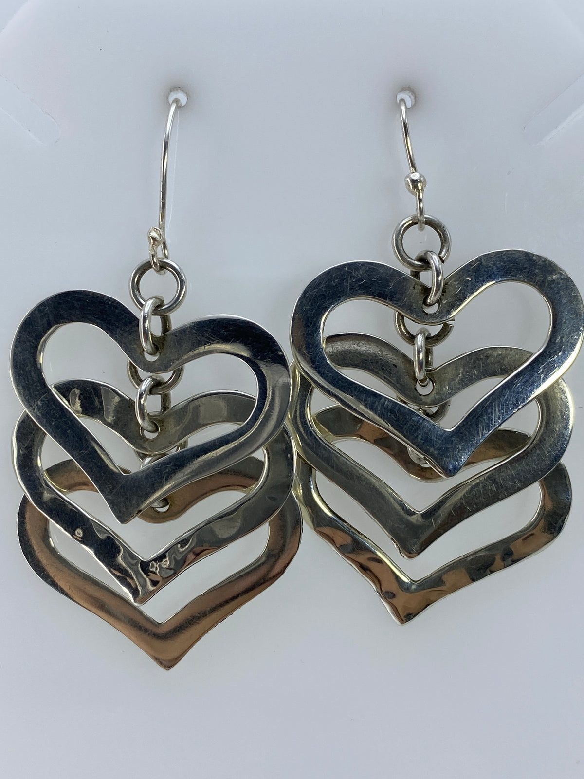 Aretes de plata 925 con cinco corazones anidados en calado, 5.3 cm de largo