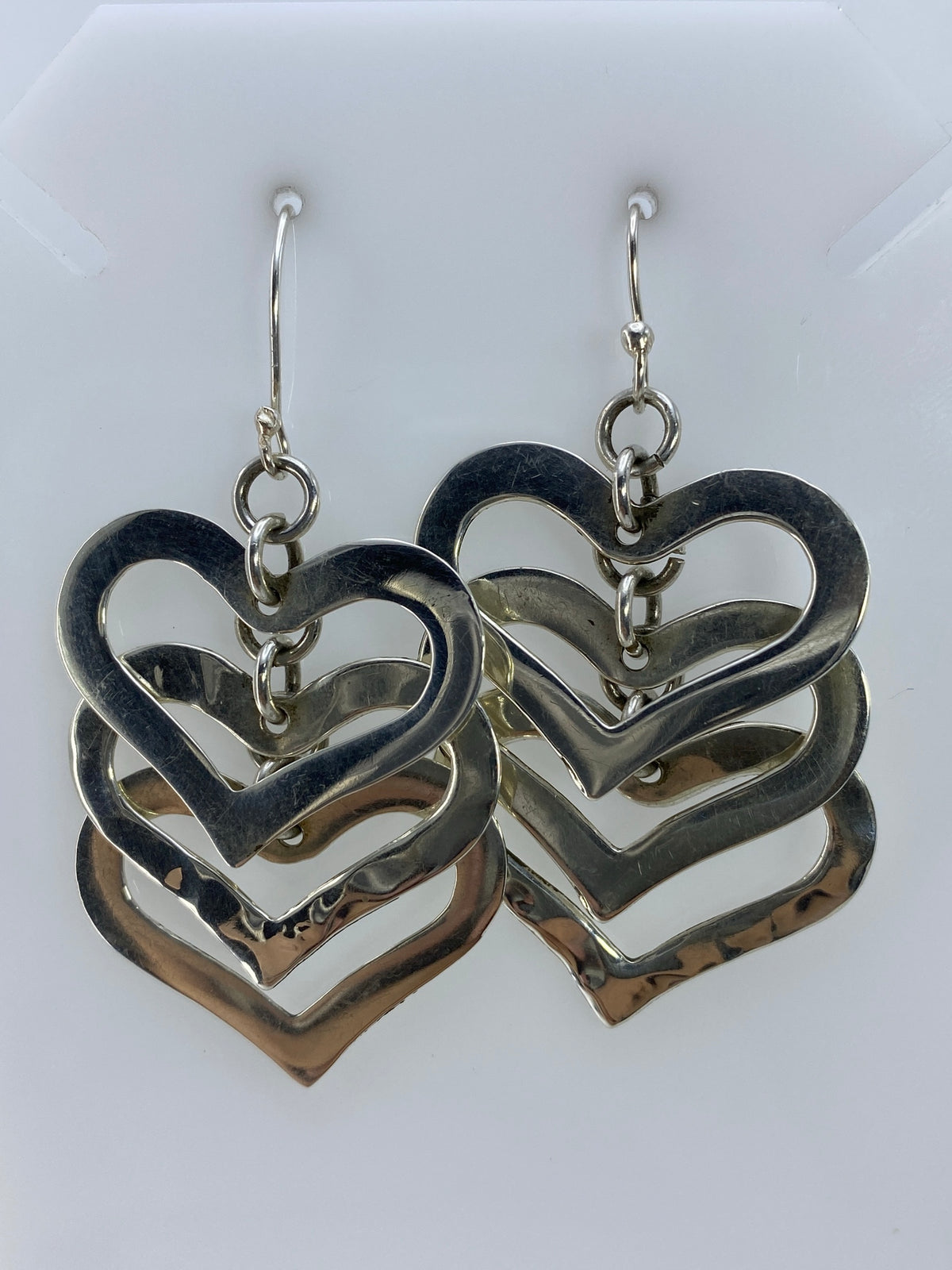 Detalle del volumen 3D de los corazones anidados en aretes de calado de Taxco