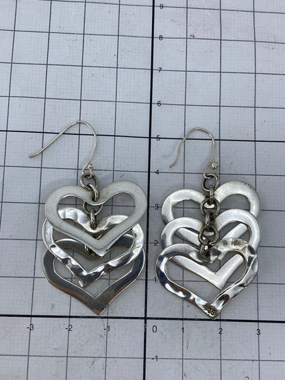 Aretes de plata 925 en calado con gancho, mostrando el Quinto grabado