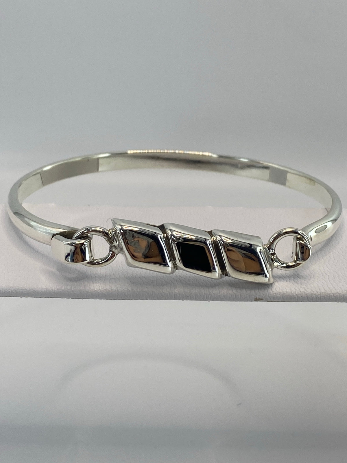 Detalle lateral del brazalete rigido con la abertura de esclava visible