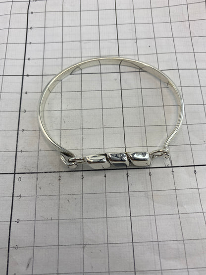 Brazalete sobre regla de medicion en centimetros, mostrando el diametro interior de 6.2 cm