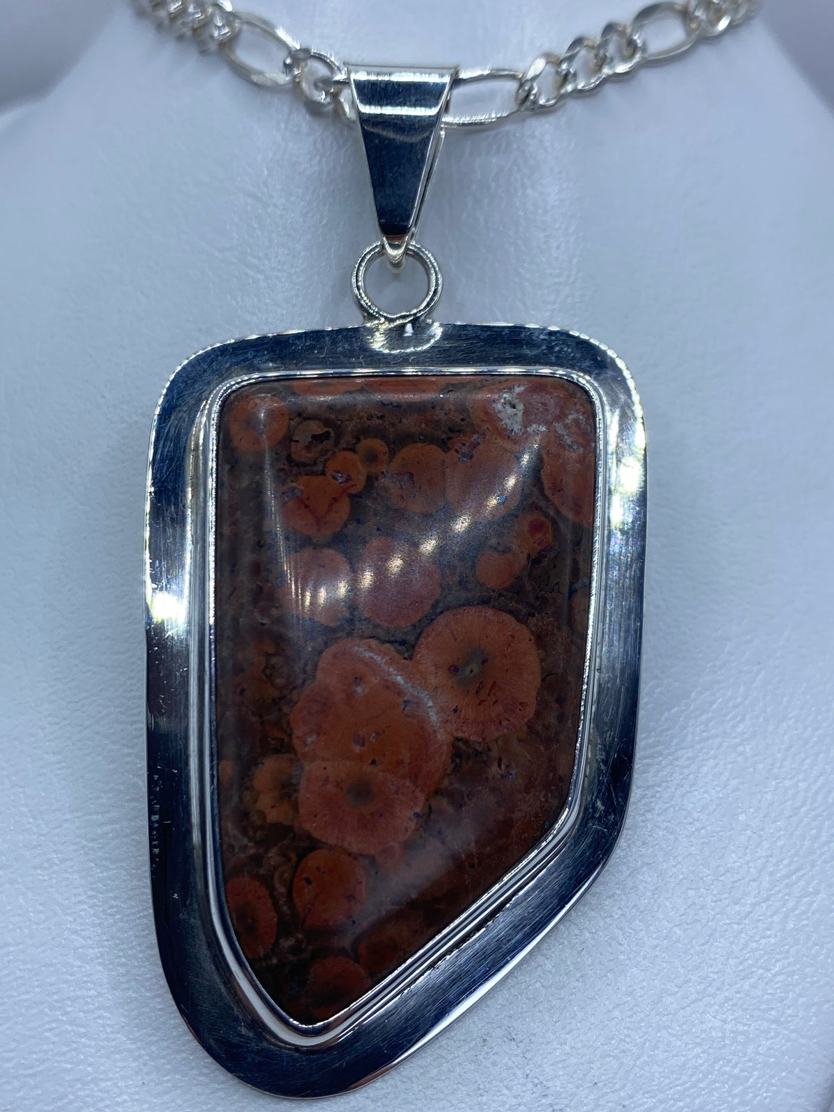 Dije de plata 925 con piedra café engastada, 7.2 cm, en cadena plateada