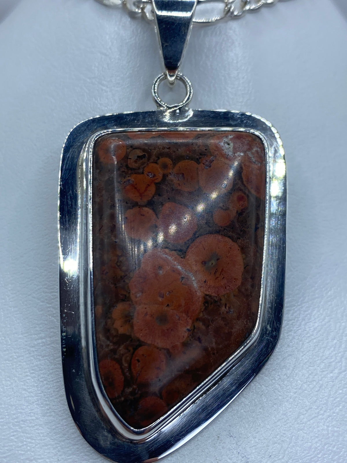 Detalle de la incrustación de piedra a mano y el pulido de la plata 925