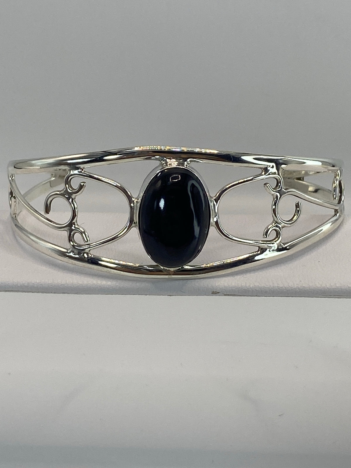 Brazalete de plata 925 con ónix negro, vista frontal mostrando el engaste de la piedra